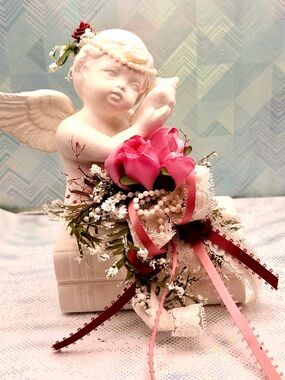 Elegant White Cherub Statue with Pink Rose Bouquet Accent